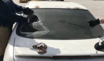 一体どうやってるの！？レスキューの際に使われる車のガラス割りテクニックが凄い！