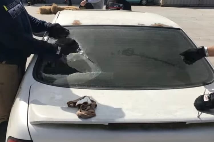 一体どうやってるの！？レスキューの際に使われる車のガラス割りテクニックが凄い！