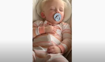 全然起きない赤ちゃんでも魔法の言葉「クッキー」を聞くと飛び起きるのが超かわいい！