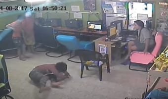 ネットカフェに1匹のヘビが侵入し大パニック!タイのネットカフェでの衝撃映像