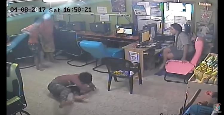 ネットカフェに1匹のヘビが侵入し大パニック！タイのネットカフェでの衝撃映像