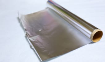 アルミホイルが掃除で活躍!?焦げ取りや排水溝のヌメリ取りまで!【アルミホイル活用法】