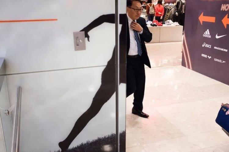 【奇跡の一枚】日常の“偶然の一コマ”を切り取ったストリート写真が遊び心満点で面白い！