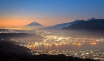 なんという贅沢な絶景・・・富士山と諏訪湖と夜景を一望できる場所で撮影した写真が話題に!