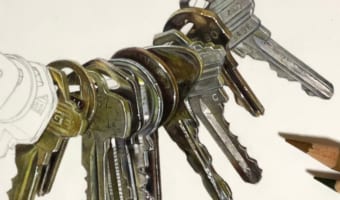 紙の上に鍵が置かれてるのかと思ったら･･･色鉛筆で描いた絵！？本物そっくりのリアルさに驚愕