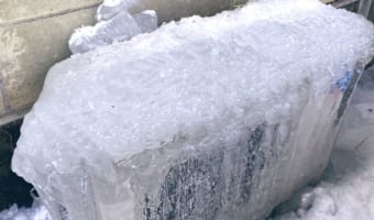 そりゃ暖まらないよな...室内がめっちゃ寒いと思ったら、室外機が凄いことになってた!