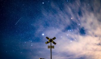 なんて神秘的で美しいショット!ふたご座流星群の流れ星を捉えた幻想的な写真が話題に!