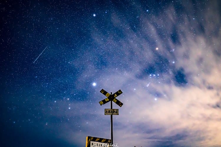 なんて神秘的で美しいショット！ふたご座流星群の流れ星を捉えた幻想的な写真が話題に！