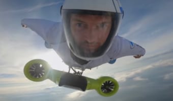 時速300kmで空を飛ぶ電動ウイングスーツ!?BMWが凄いの開発しちゃったらしい!