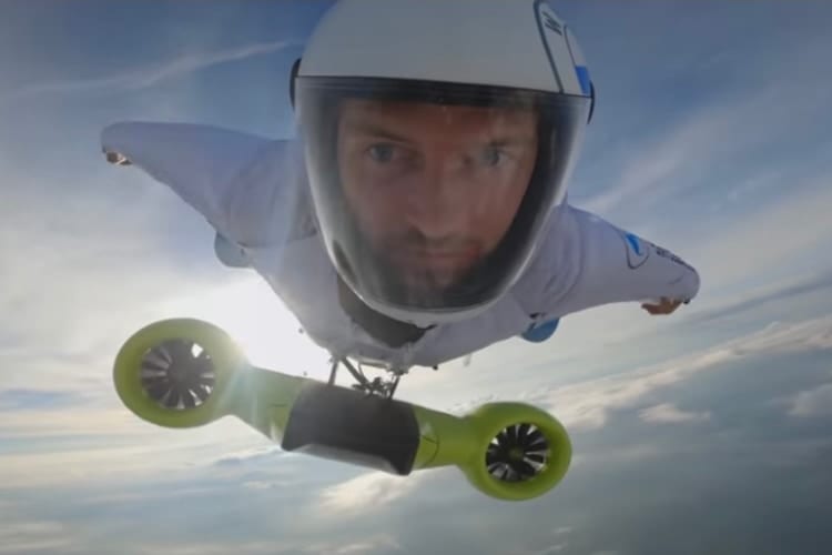 時速300kmで空を飛ぶ電動ウイングスーツ！？BMWが凄いの開発しちゃったらしい！
