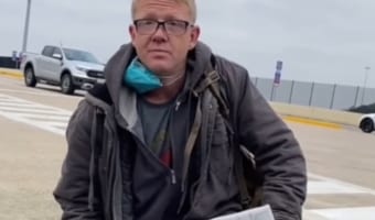 クリスマスに家族のもとへ帰りたい…路上でバスのチケットを求める男性を救った心温まる物語