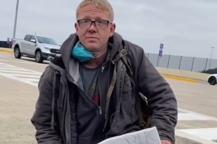 クリスマスに家族のもとへ帰りたい…路上でバスのチケットを求める男性を救った心温まる物語