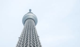 なんという神々しさ・・・東京スカイツリーと三日月が重なった幻想的な光景が話題に!