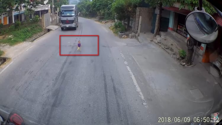 道路に飛び出した赤ちゃんの運命は！？ハラハラドキドキの衝撃映像