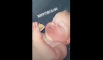 食いしん坊！？夢の中でビスケットを食べる赤ちゃんが可愛すぎる♪