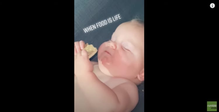 食いしん坊！？夢の中でビスケットを食べる赤ちゃんが可愛すぎる♪