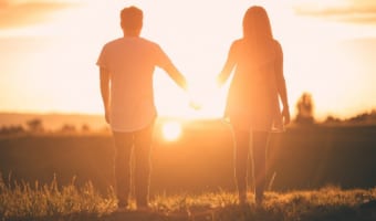 「会う」と「逢う」の使い分けは?「遭う」はまた別物?