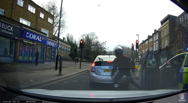 やりすぎ！？原付で逃走する犯人を捕まえる為にパトカーが取った方法が衝撃！