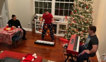 クリスマスソングのまさかの演奏方法が凄すぎる！正確無比な技術は圧巻！