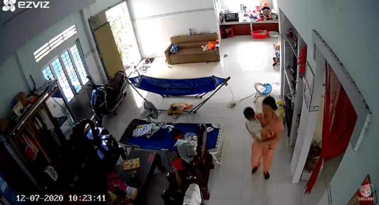 赤ちゃんをハンモックで寝かせるほのぼの動画かと思いきや、よく見ると大変なことが起きていた！！