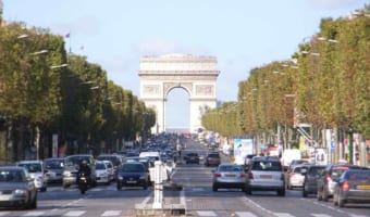 【必見】パリの凱旋門とエッフェル塔を上空から撮影した夜景がゴージャスすぎる！