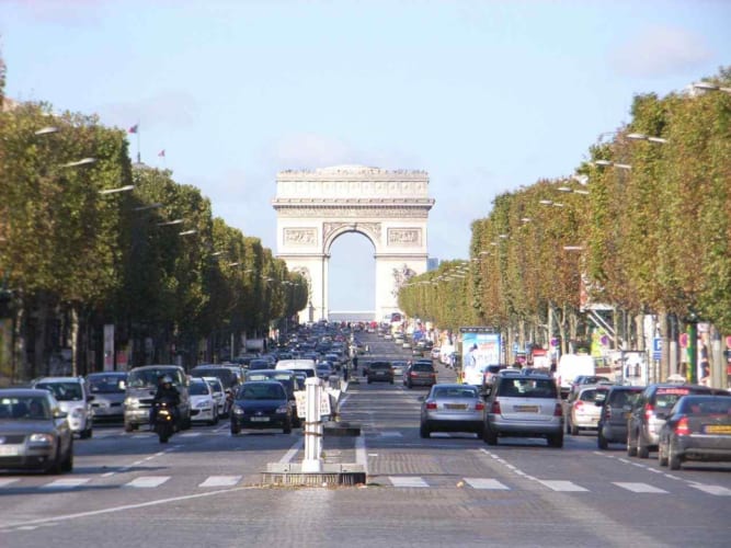 【必見】パリの凱旋門とエッフェル塔を上空から撮影した夜景がゴージャスすぎる！