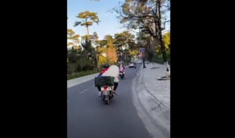 バイクに乗っている“フワフワした謎の物体” 一体何なんだ?と思ったら正体はまさかの・・・
