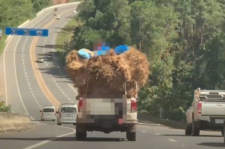 あまりにも危険すぎる！目の前を走っていたトラックのトンデモナイ光景に目を疑う･･･