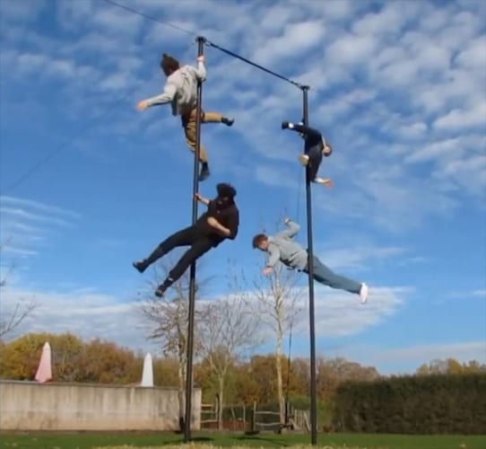 【必見動画】カナダの曲芸師たちが見せるアクロバティックなポールパフォーマンスが圧巻！