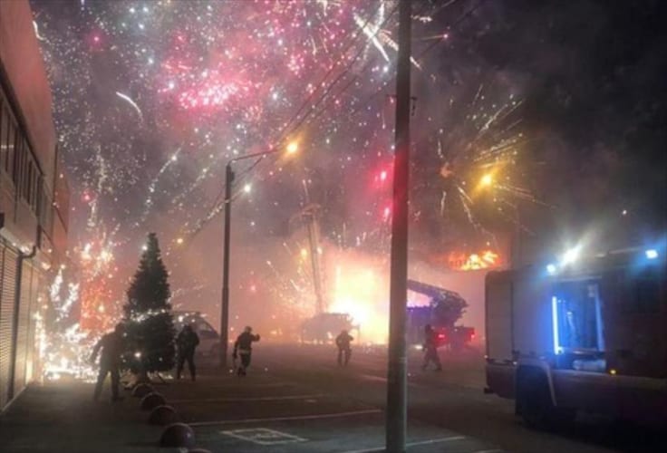 ロシアの花火倉庫で火災発生！大量の花火に引火し、閃光と爆発音で周囲は騒然