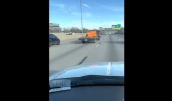 前方を走行中のトレーラーをよく見てみると･･･トンデモナイことが起きていた！