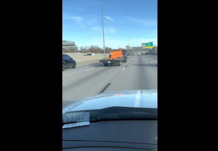 前方を走行中のトレーラーをよく見てみると･･･トンデモナイことが起きていた！