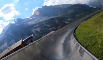 【臨場感を楽しめる映像】スイスの世界遺産の山々を疾走するマウンテンコースターが爽快!