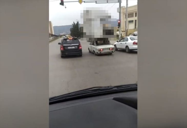 【驚愕映像】屋根に巨大な何かが･･･目の前の車がトンデモナイものを積んで走っていた！
