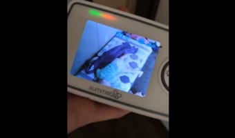 したたかすぎる赤ちゃん! 部屋にママが来ると寝たふり、出ていくと活動開始する様子が面白い!