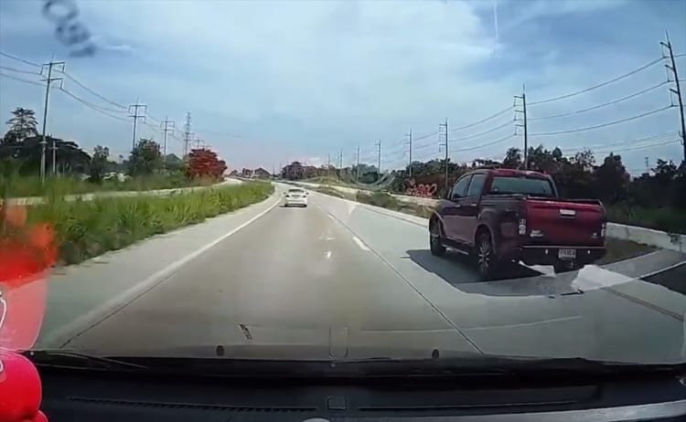 【恐怖動画】こんなの避けようがない･･･走行中に見舞われた衝撃的な瞬間が話題に！