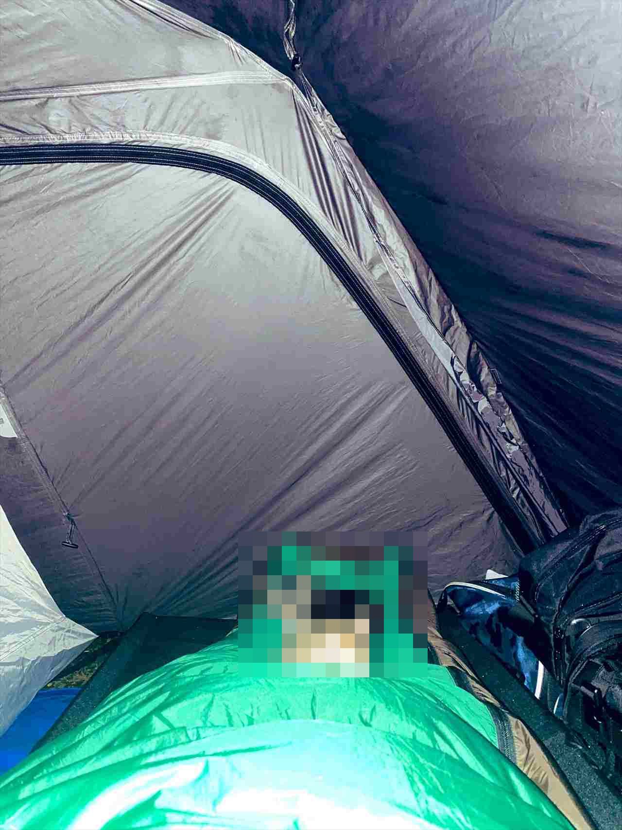 テントで寝ていたら足元に重さを感じ、恐る恐る写真を撮ってみると・・・そこにいたのは!?