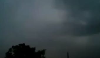 まるで空に落書きをしているかのよう・・・縦横無尽に暴れる稲妻が恐ろしいけど美しい