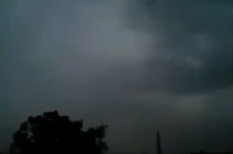 まるで空に落書きをしているかのよう･･･縦横無尽に暴れる稲妻が恐ろしいけど美しい