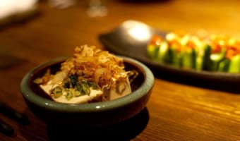 居酒屋で出てくる「お通し」と「突き出し」その違いはいったい何?