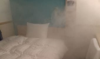 まるで演歌歌手が登場しそうな雰囲気(笑) 部屋の中に“雲海”が発生していた原因に驚いた！