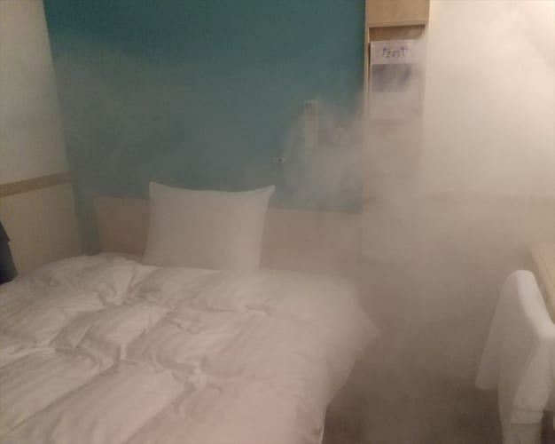 まるで演歌歌手が登場しそうな雰囲気(笑) 部屋の中に“雲海”が発生していた原因に驚いた！