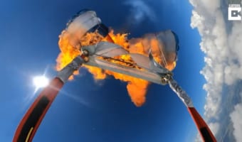 信じられない!スリルを求め落下中に自分のパラシュートを燃やす男性が凄い!