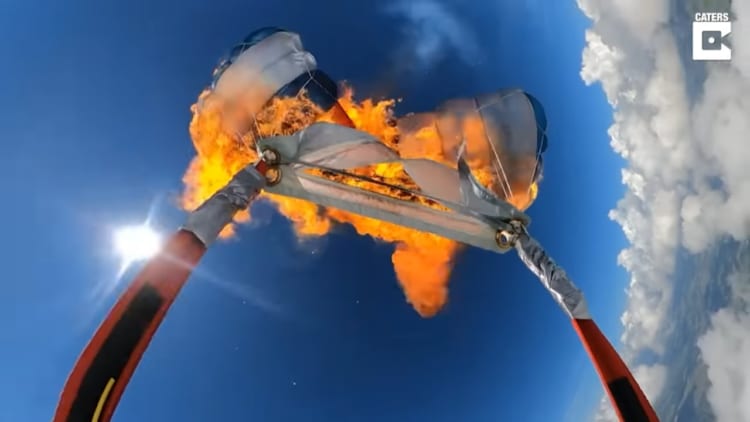 信じられない！スリルを求め落下中に自分のパラシュートを燃やす男性が凄い！