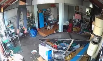 これってどういう状況！？天井からいきなり男が降ってきた！