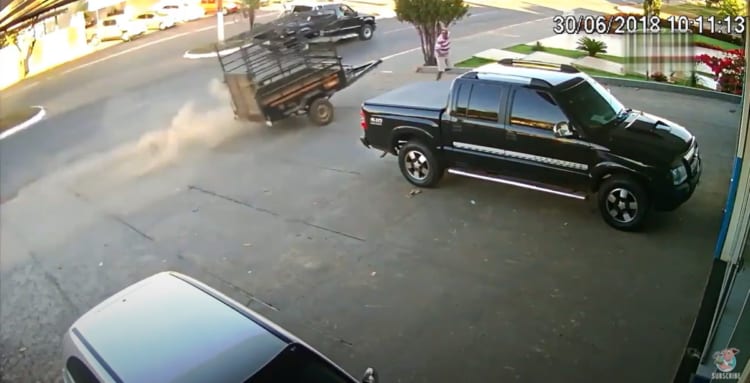 【恐怖の瞬間】歩行者に猛スピードで向かってくる暴走トレーラーが怖すぎる！