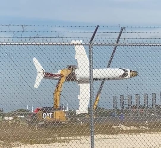 どういう状況！？スケールの凄い飛行機遊びが衝撃的！ショベルカーが飛行機持って「ブイーン」って飛ばしてますけど！
