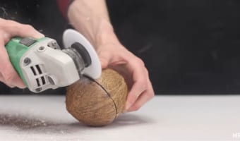 紙であんなものまで切断!?紙を高速回転させて刃物にする実験動画が凄い!