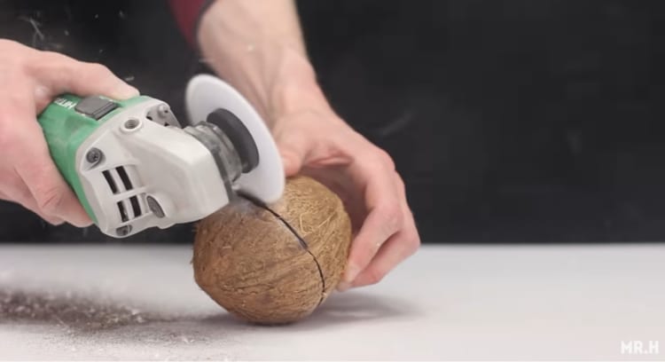 紙であんなものまで切断！？紙を高速回転させて刃物にする実験動画が凄い！