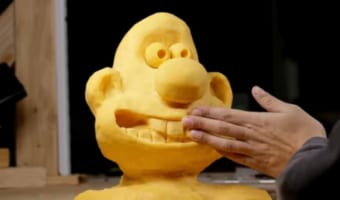 巨大なチーズを使ってアニメのキャラクターを彫刻するストップモーション動画が凄い!